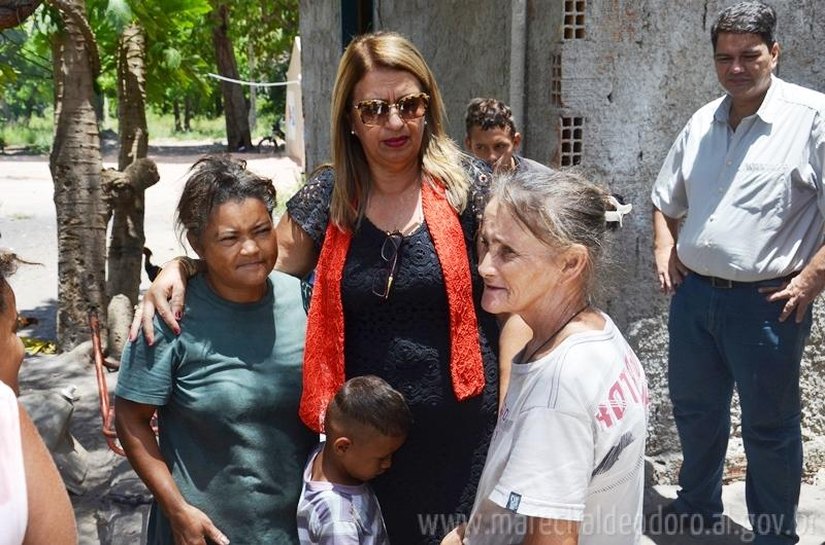 Prefeita de Marechal vistoria casas em construção no campo grande