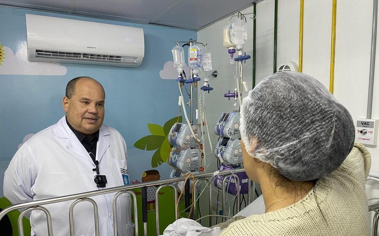 Criança internada no HGE após afogamento tem melhora do quadro clínico e recebe visita do secretário de Saúde