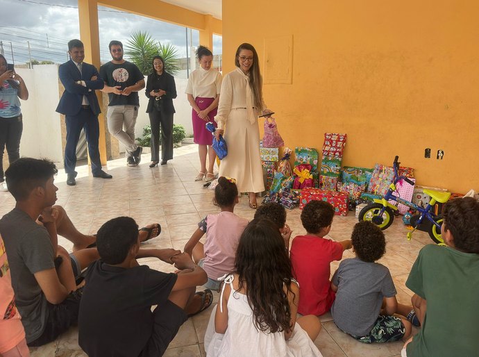 Crianças da Casa de Acolhimento de Delmiro Gouveia recebem doação de brinquedos