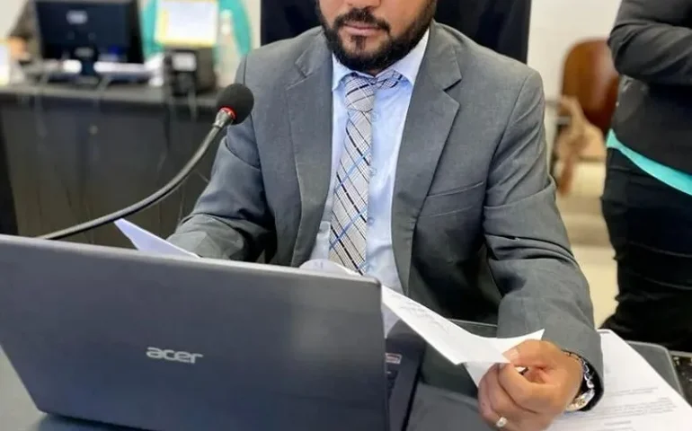 Vereador famoso pela frase “dar uma coça em trans que usar banheiro feminino” é condenado pela Justiça