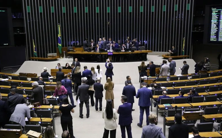 Câmara aprova projeto que cria punição para o crime de usar pessoas como escudo humano