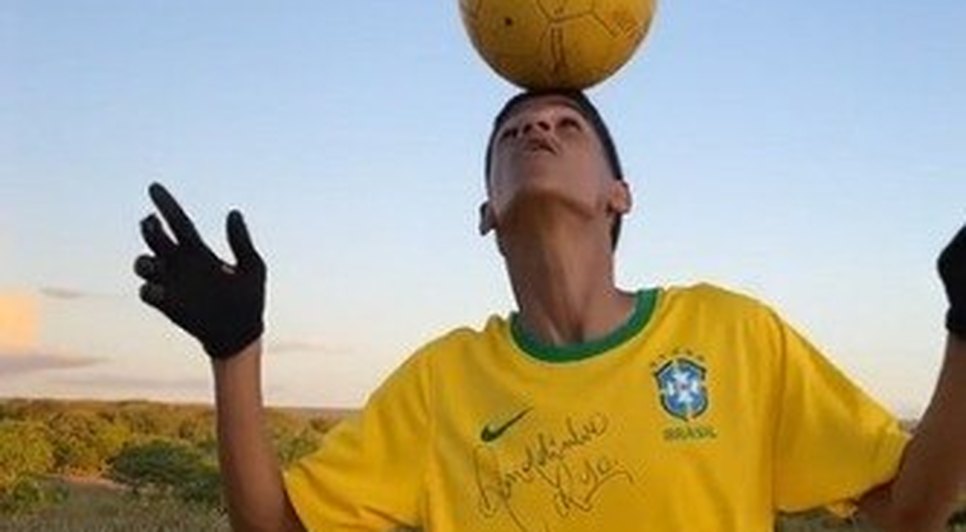 Influenciador Luva de Pedreiro é proibido de usar uniformes de futebol; veja quais