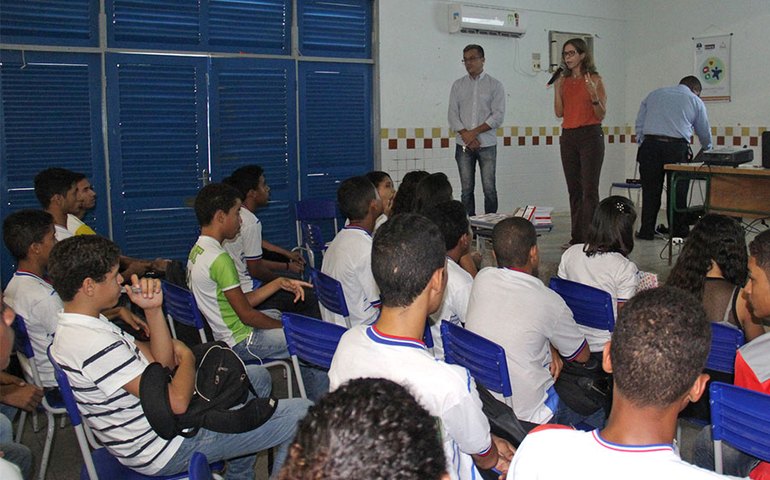 Programa Cidadania e Justiça na Escola promove palestra sobre violência contra mulher