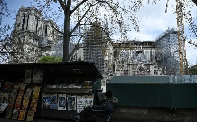 Paris: donos de bancas à margem do rio Sena se recusam a deixar local por conta das Olimpíadas
