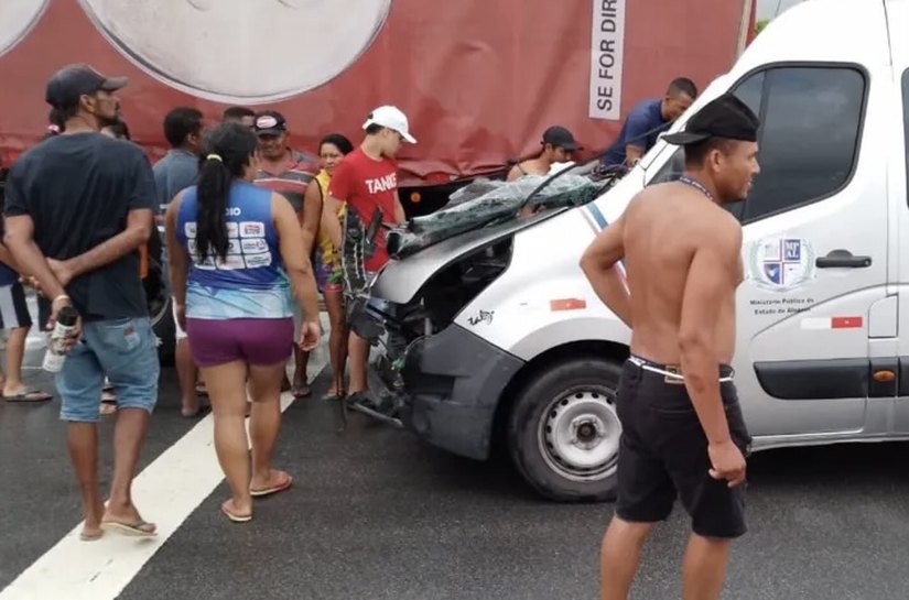 Acidente entre van e carreta deixa pessoas feridas em Campo Alegre