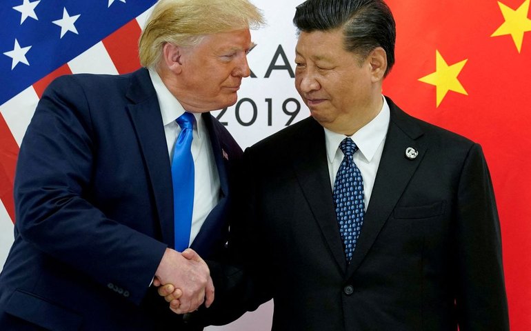 Trump visita Xi Jinping na China em meio ao atoleiro da guerra no Irã