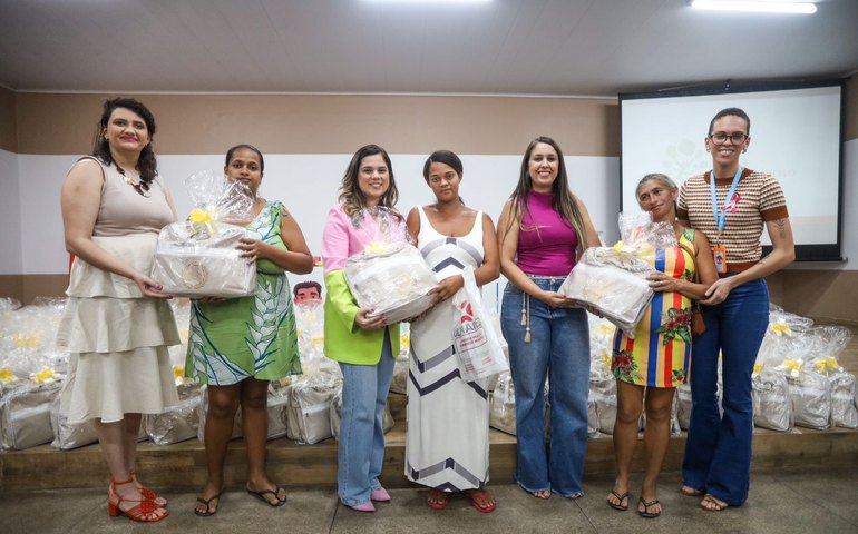 Mãe Arapiraquense: Prefeitura realiza a entrega de cem enxovais às gestantes do projeto