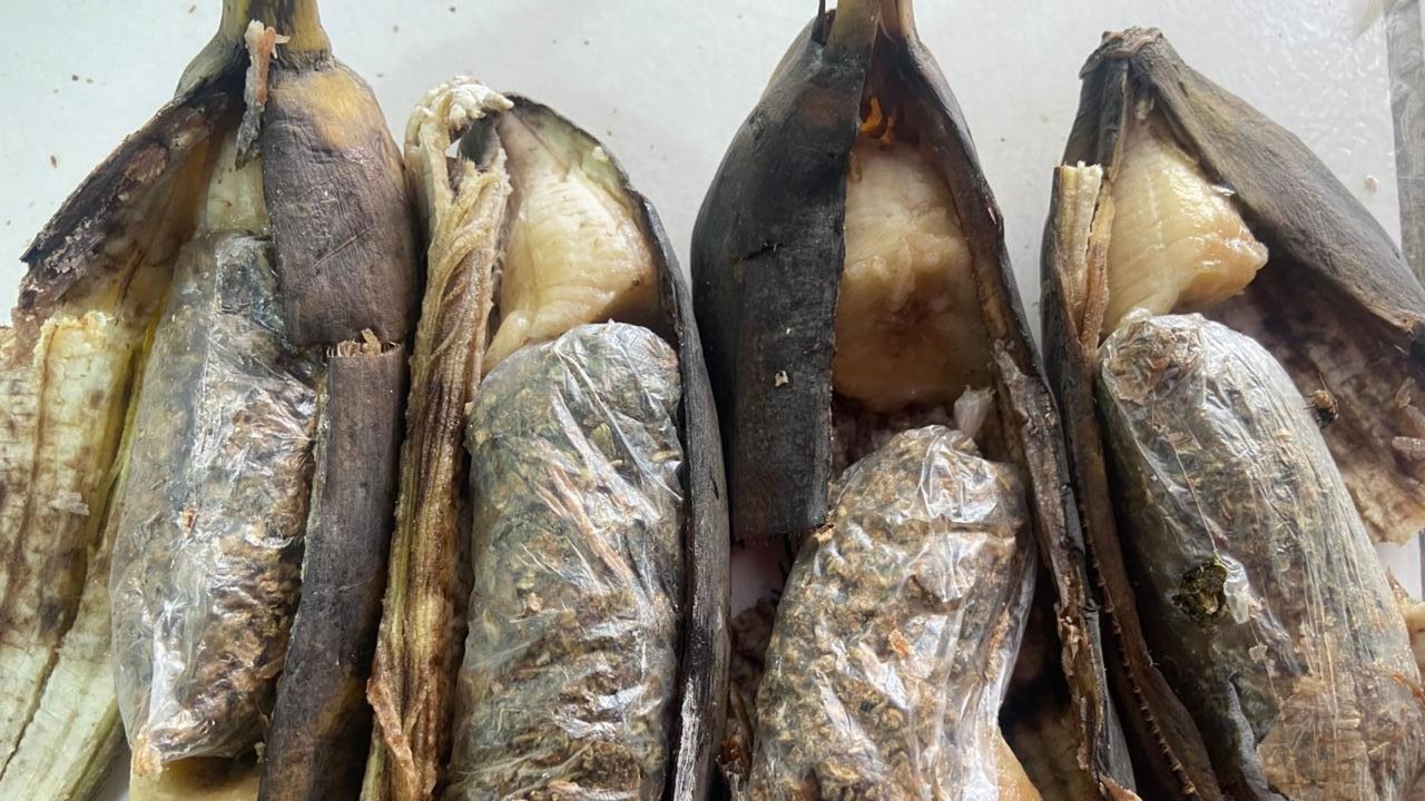 Policiais penais flagram esposa e mãe de reeducando com bananas recheadas de maconha