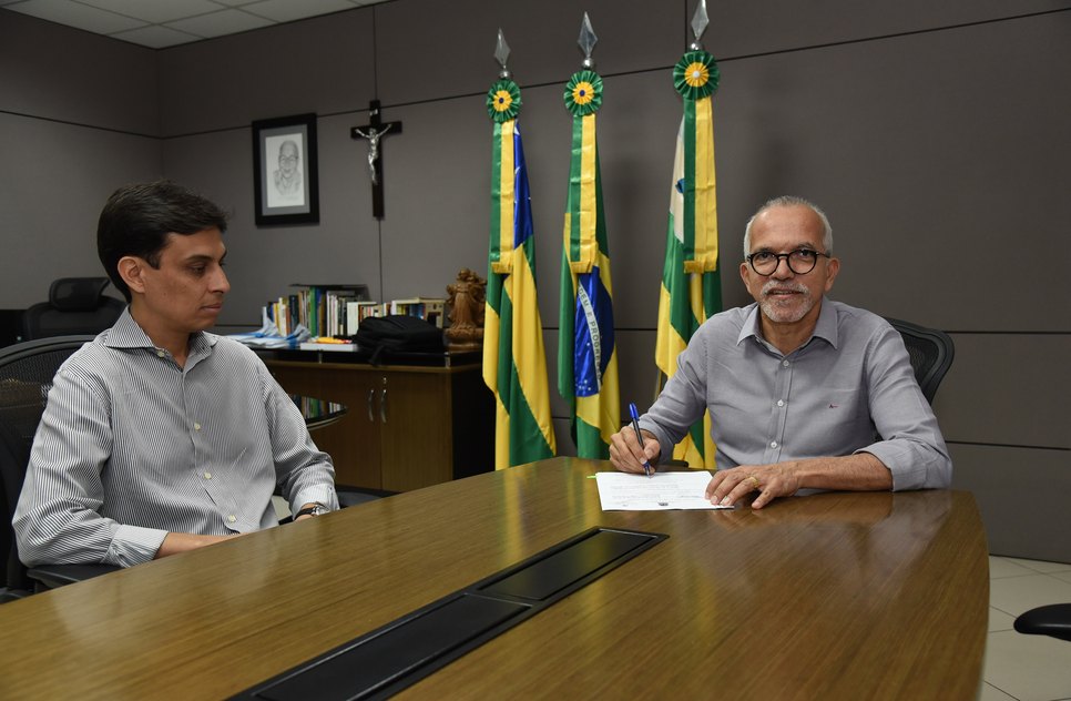 Edvaldo sanciona lei / Foto: Foto: Ana Lícia Menezes/PMA