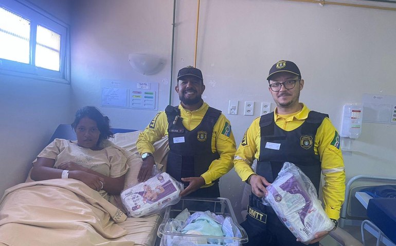 Agentes do DMTT escoltam gestante em trabalho de parto; bebê nasce durante o trajeto