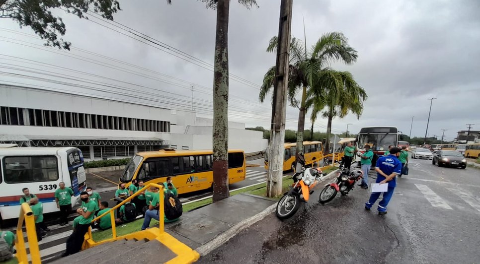 Rodoviários do transporte coletivo na Grande Aracaju paralisam atividades / Foto: Foto: Deivide Sacramento/TV Atalaia