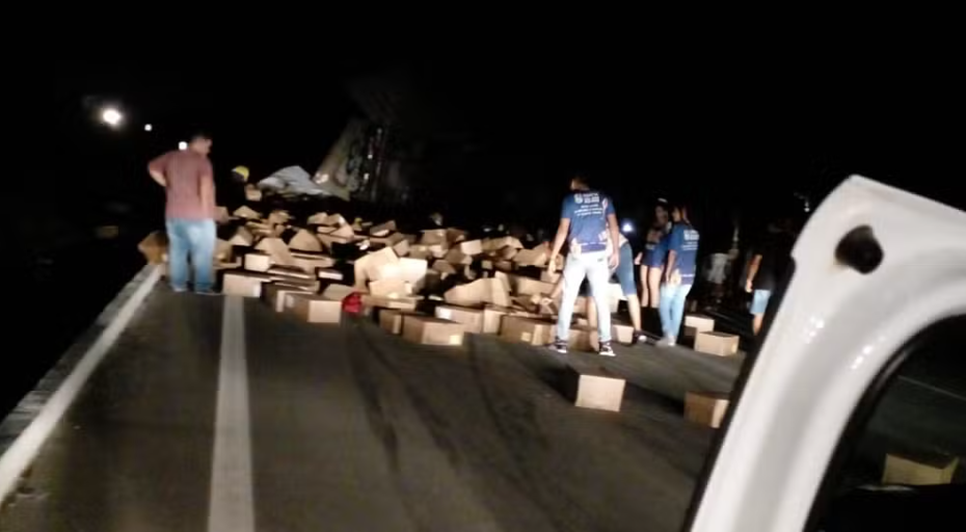 Após tombamento de caminhão, carga de perfumes e cosméticos é saqueada em Sergipe