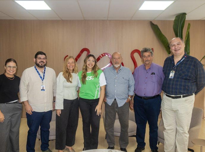 Presidente da Fiea recebe aluna do Sesi aprovada com bolsa para programa da Yale University