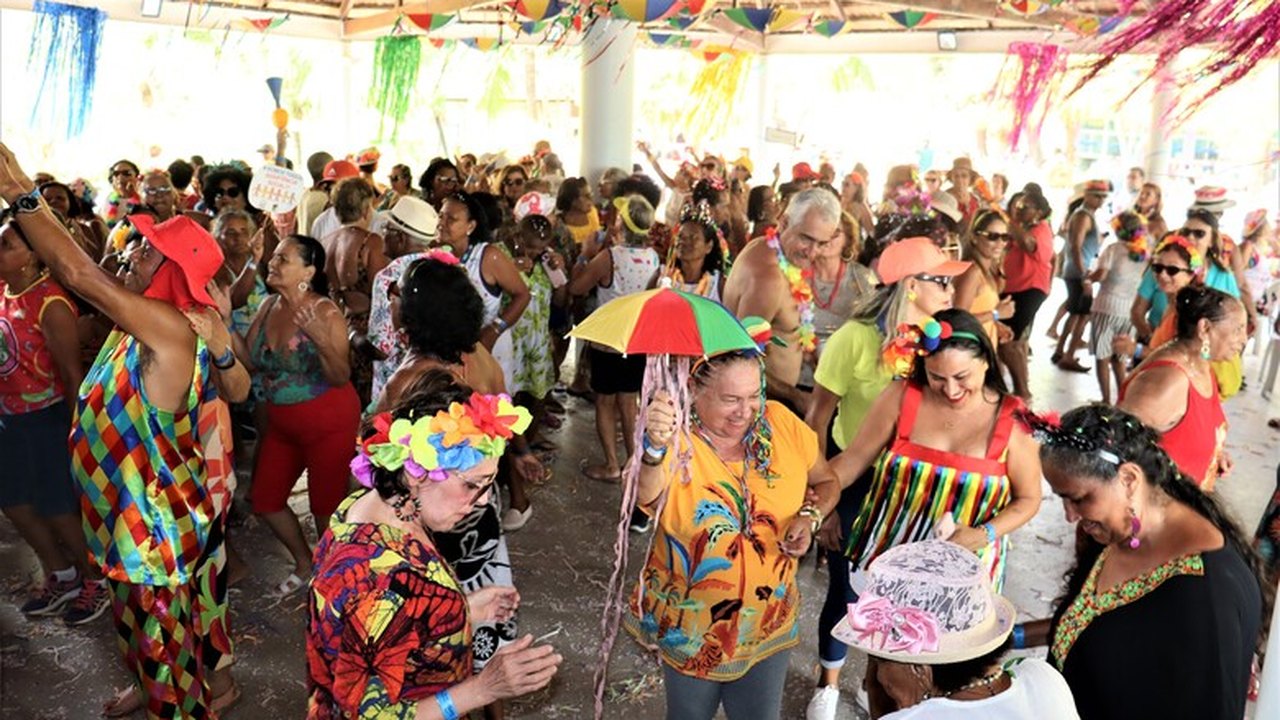 Baile de Carnaval anima foliões no Sesc Guaxuma