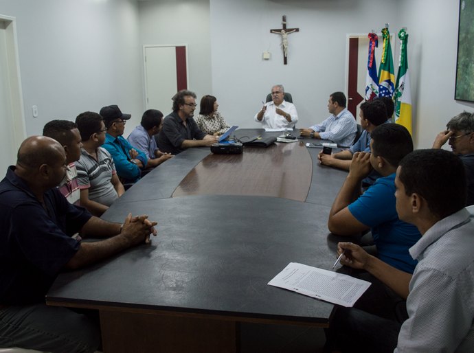 Rogério acompanha assinatura da ata entre marchantes e frigorífico