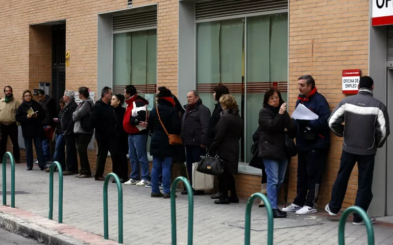 Taxa de desemprego da zona do euro inesperadamente volta à mínima recorde de 6,4% em julho