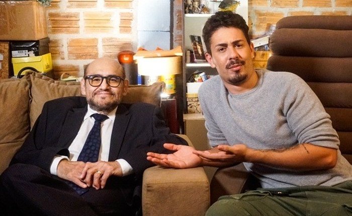 Senhor barriga, do 'Chaves', visita a vila de Carlinhos Maia