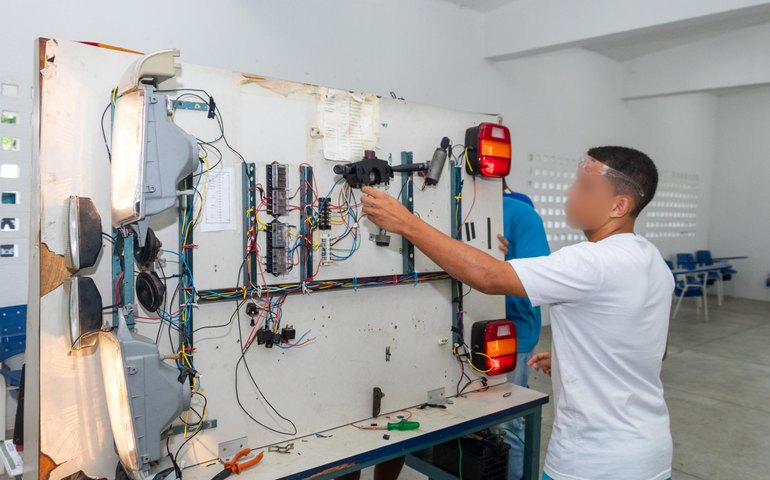 Adolescentes do sistema socioeducativo concluem curso de Mecânica Automotiva