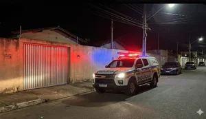 Violência e cinismo: cobrado por traição, marido agride esposa com empurrões e puxões de cabelo em Arapiraca