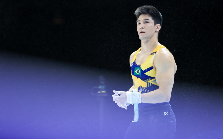 Arthur Nory sofre queda na final da barra fixa e perde chance de medalha e vaga olímpica