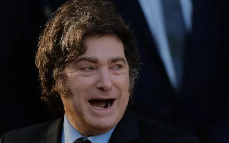 Governo Milei possibilita compra e posse de fuzis por civis