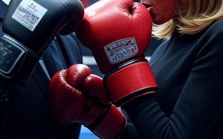 Romance à francesa: comitiva de Macron justifica soco no rosto