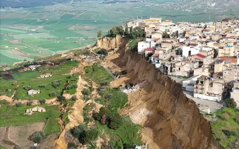 Itália investiga 4 últimos governadores da Sicília por deslizamento