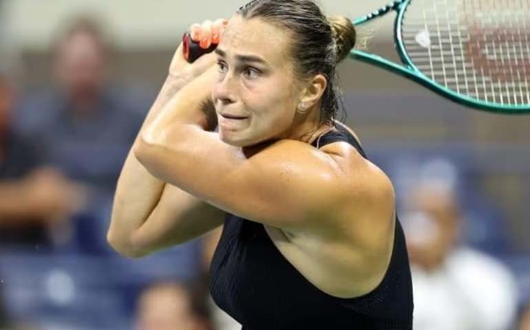 Sabalenka bate Paolini, vai à semifinal do WTA Finals e fica a um triunfo de fechar o ano em 1º