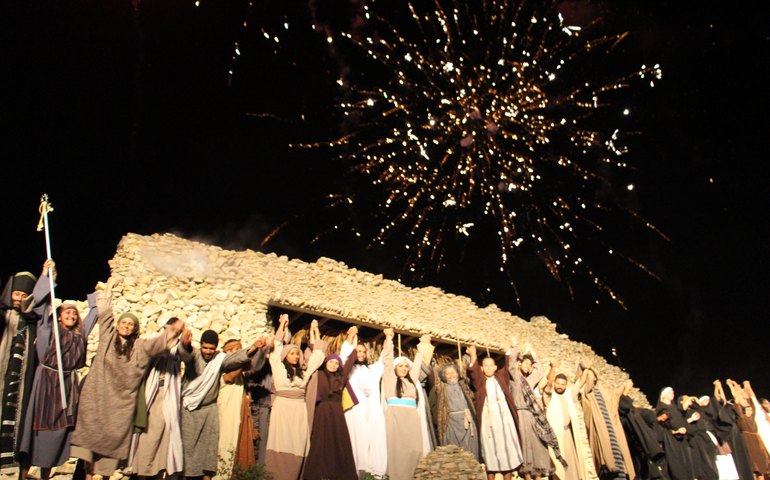 Paixão de Cristo na Cidade de Maria atrai multidões em apresentação única