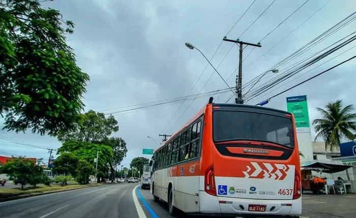 Homem foi preso após denúncia de importunação sexual dentro de ônibus da linha 104, em Maceió