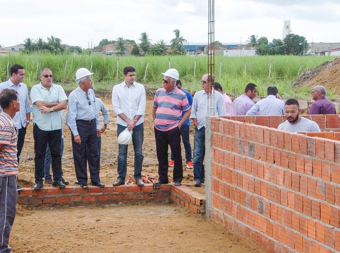 Rui Palmeira acompanha construção da Praça da Juventude