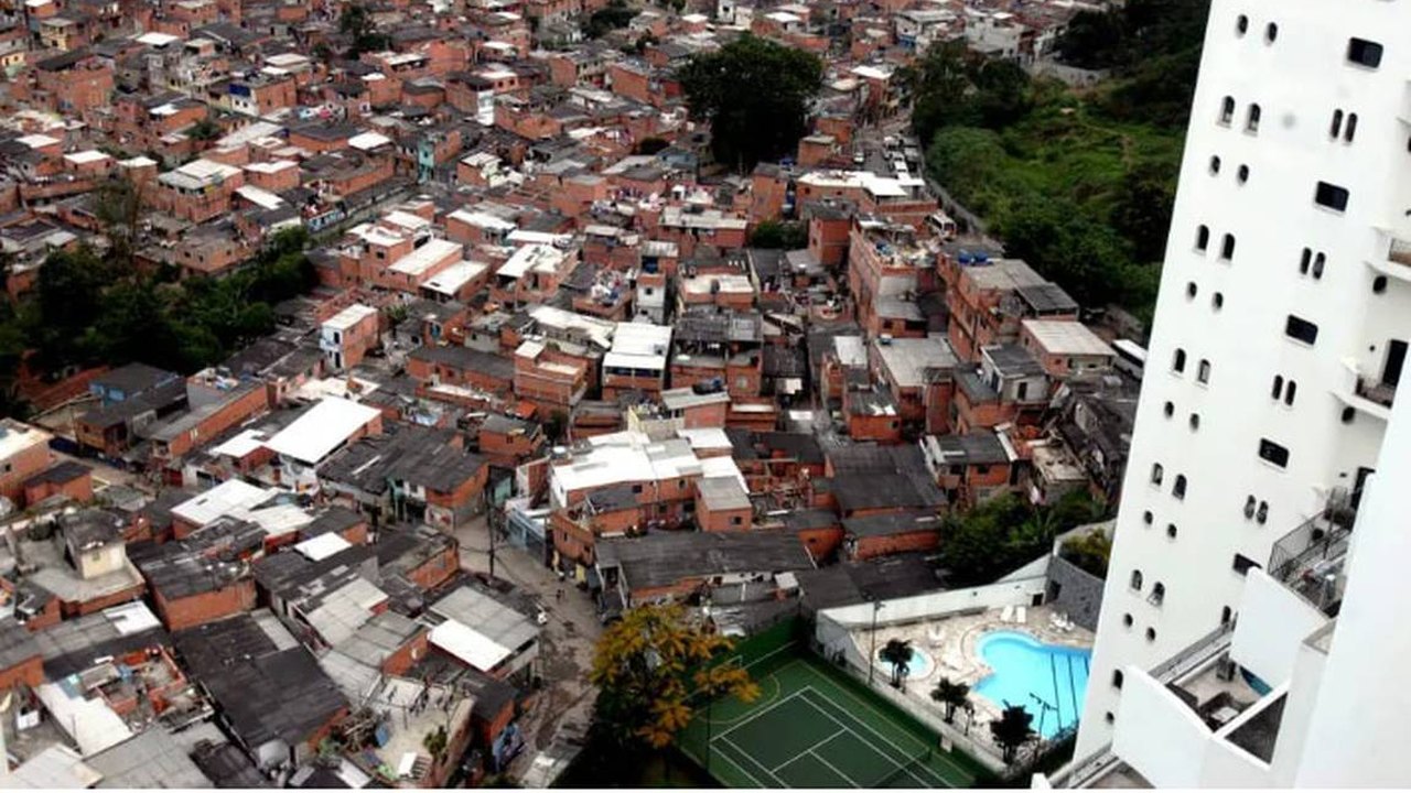 Favelas cobram propostas e olhar além da violência no debate político