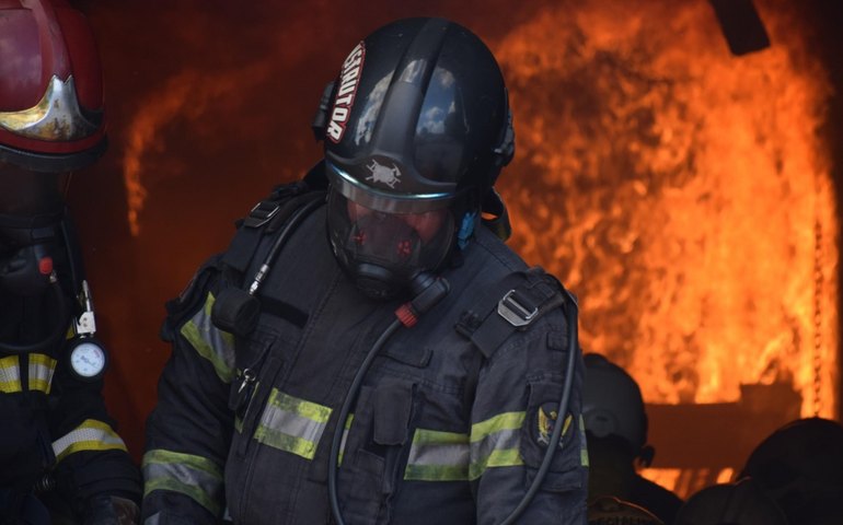 Bombeiros controlam incêndios em imóveis na parte alta de Maceió