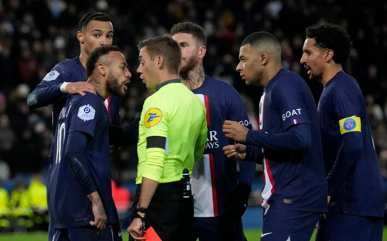Neymar deixa estádio antes do fim do jogo do Paris Saint-Germain após expulsão