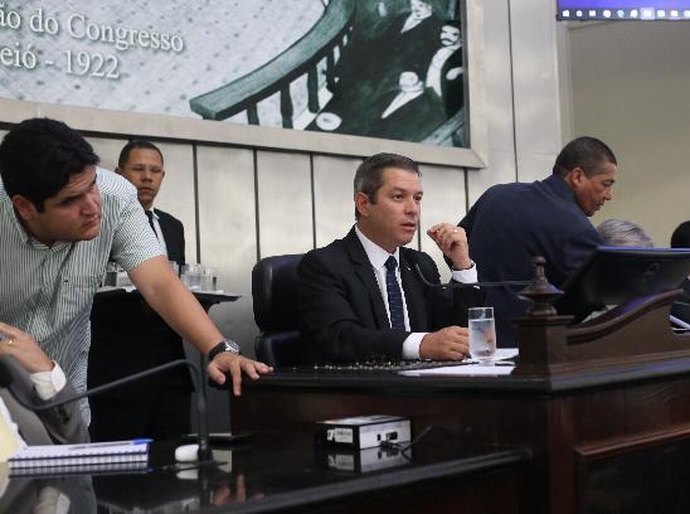 Parlamentares cobram da Casal melhorias no abastecimento d'água em Alagoas