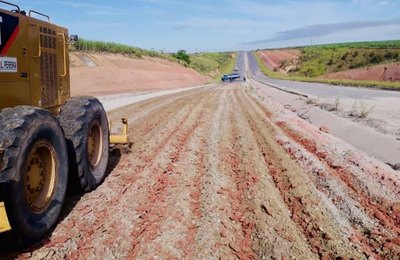 Estrada que liga o Aeroporto à Av. Cachoeira do Meirim está com 70% das obras concluídas