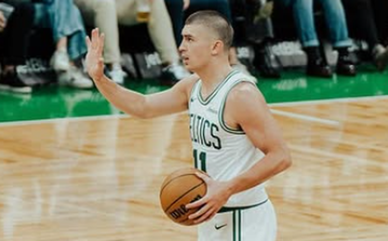 Pritchard marca 27 pontos, Celtics superam Pistons e alcançam a 20ª vitória na NBA