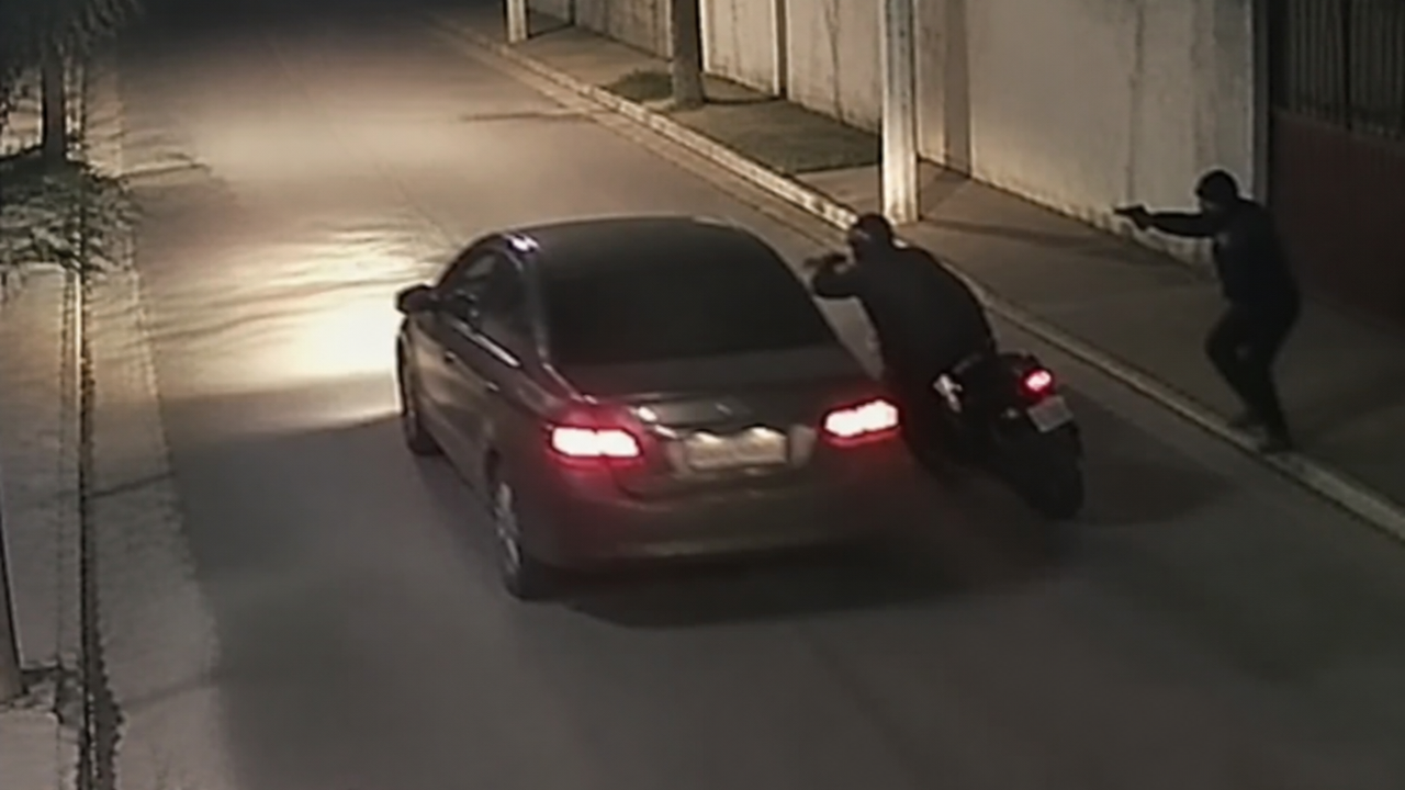 Motorista avança com carro contra assaltantes para fugir de tentativa de assalto no RJ