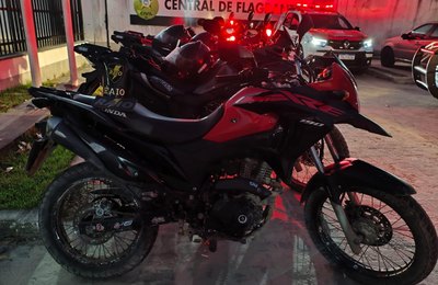 PM prende suspeitos e apreende drogas, arma e motocicleta