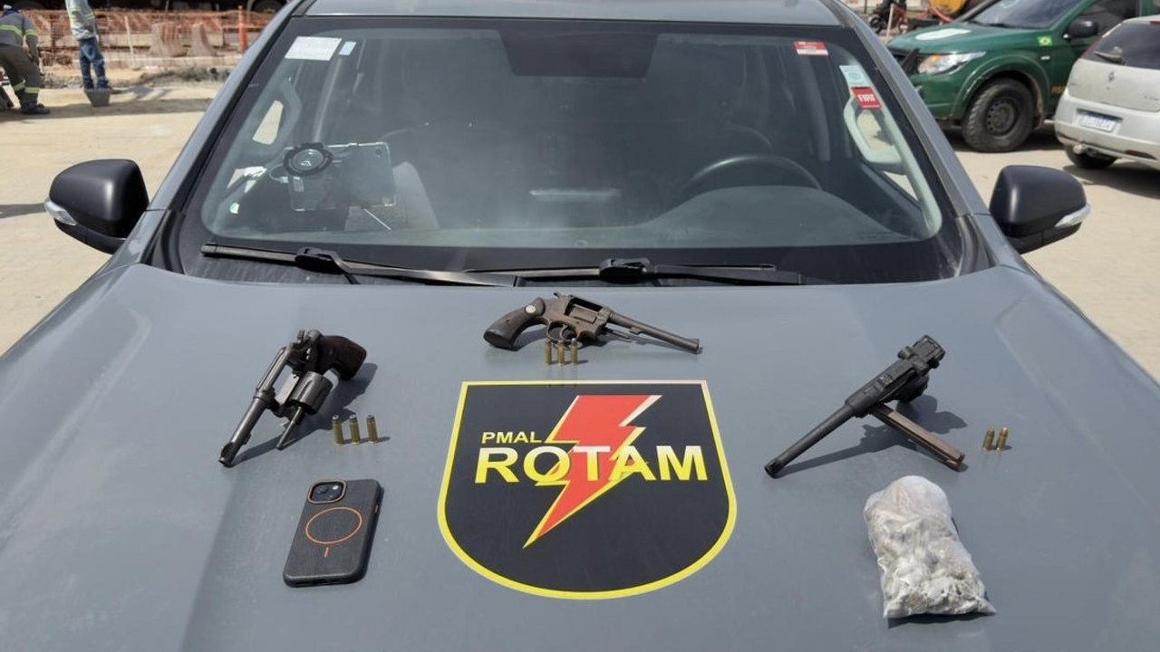 Polícia Militar desarticula ponto de tráfico e recupera veículos roubados no Benedito Bentes