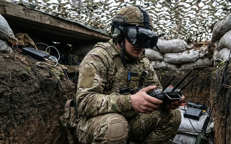 Drones FPV destroem antenas camufladas usadas para controlar aeronaves não tripuladas em Zaporozhie