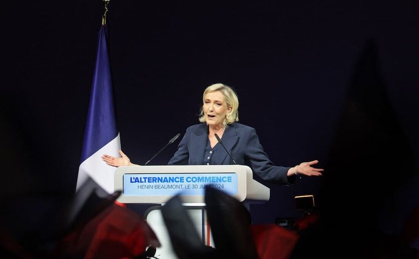 França: Le Pen diz que teve reunião 'positiva' com premiê sobre orçamento