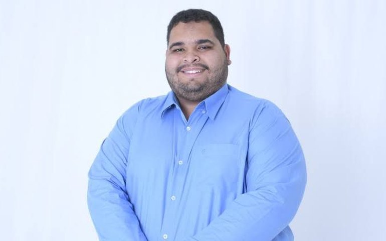 Vereador arapiraquense quebra decoro e chama colegas de “cachorrinhos de madame”