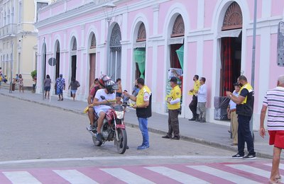 SMTT Penedo orienta motoristas e pedestres no Centro Histórico