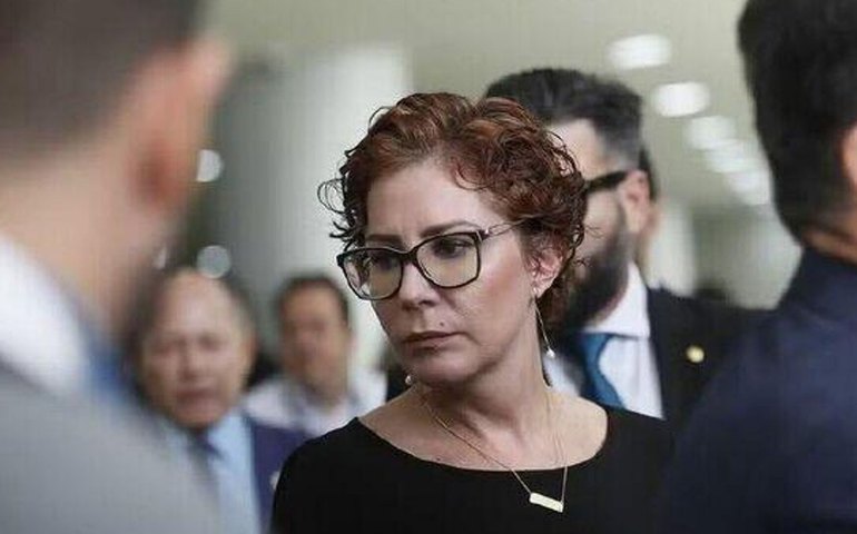 Câmara dos Deputados rejeita cassação e mantém mandato de Carla Zambelli