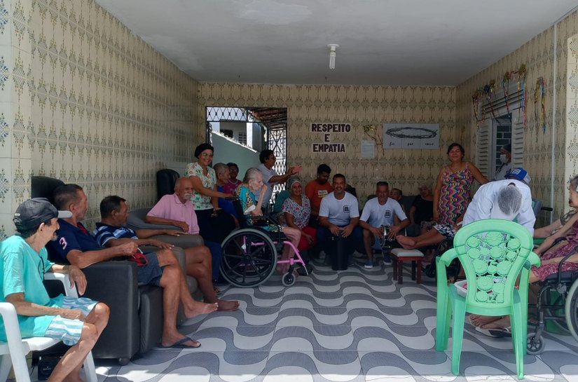 Projeto 'Samba Amigos da Pracinha' realiza manhã musical em abrigo de idosos