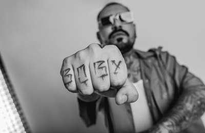 Cantor alagoano Boby CH comemora 10 anos de carreira com show gratuito no Youtube