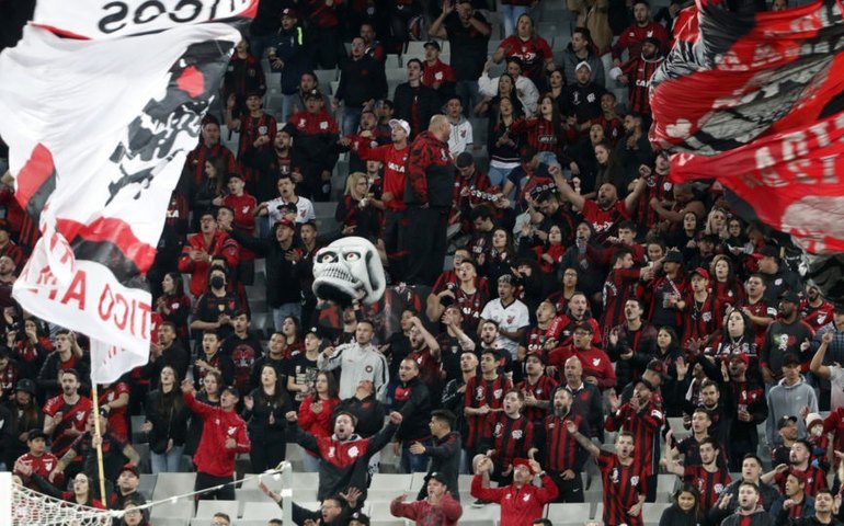 Athletico-PR proíbe adereços de organizadas na Arena contra violência no futebol