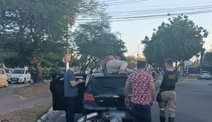 Motociclista sofre colisão e é arremessado para cima de carro em Aracaju