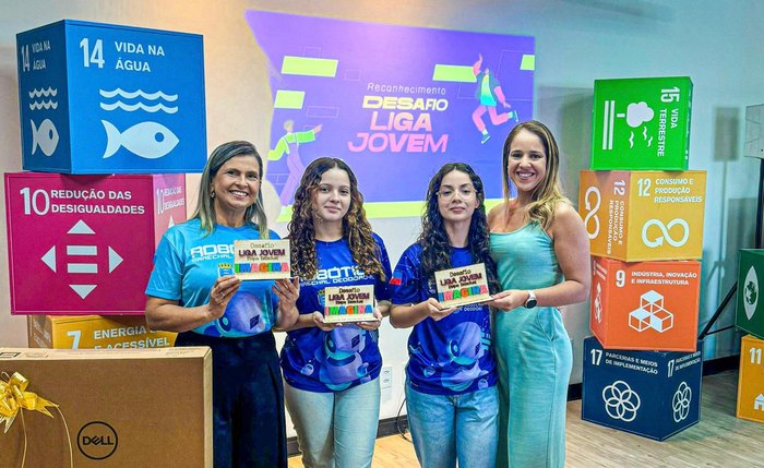 Sara Grazielly e Laura Laís, da Escola Municipal Dona Maria de Araújo Lobo, superaram equipes do NE